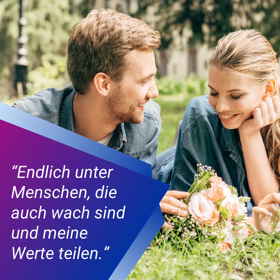 Glückliches Paar liegt auf einer Wiese und lächelt sich an (mobile Ansicht).