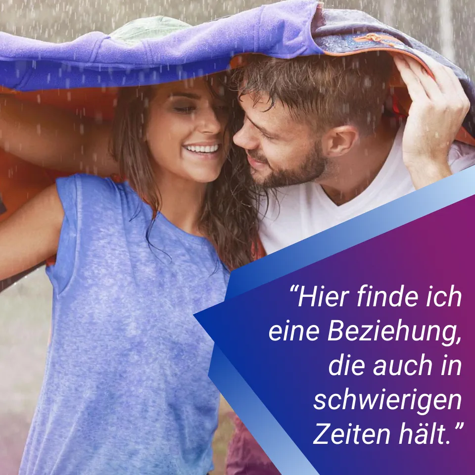 Junger Mann beschützt eine Frau mit seiner Jacke vor strömenden Regen (mobile Ansicht).