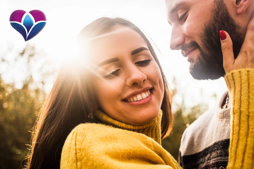 Für echte Verbindung, Frau umarmt Mann und lächelt.