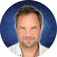 Thomas Becherer, Kopf vor blauem Hintergrund als Profilbild.